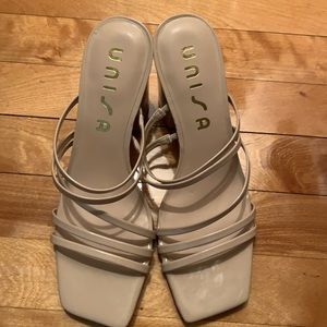 Size 8 Unisa Uncandi sandal! Light natural color with chunky heel! Never worn!